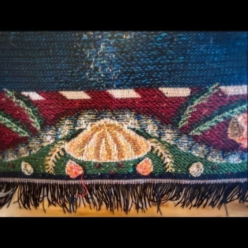 HOLIDAY LITE HOUSE THROW BEAUTIFUL